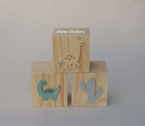 Kit Adornos Madeira Dinossauro Arcos e Letra Inicial 15 cm