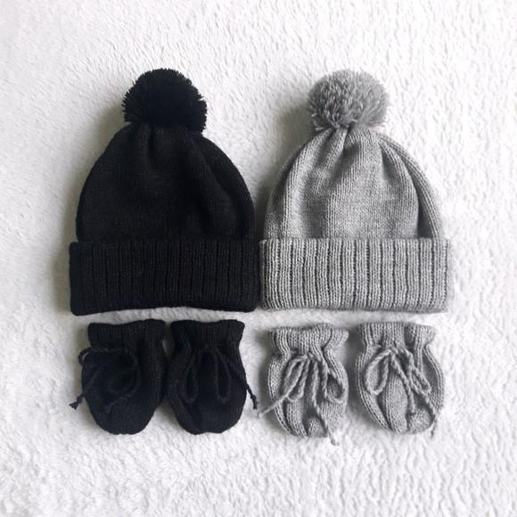 Combo Duas Toucas com Pompom e Luvas para Bebê Cinza e Preta