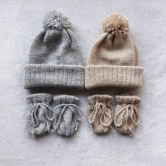 Combo Touca Pompom Luvas Bebê Cinza e Bege