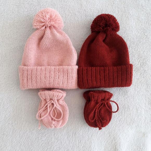 Combo toucas pompom e luvas para bebê rosê e bordeaux