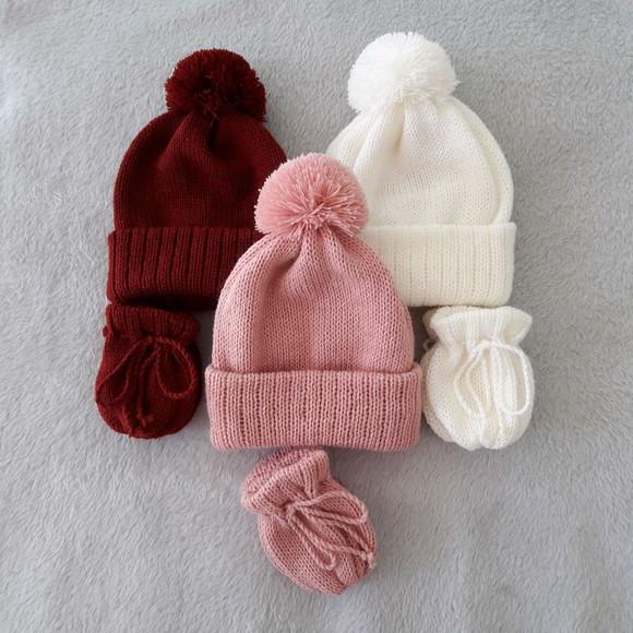 Combo Tres Kits de Toucas com Pompom e Luvas para Bebê Rn