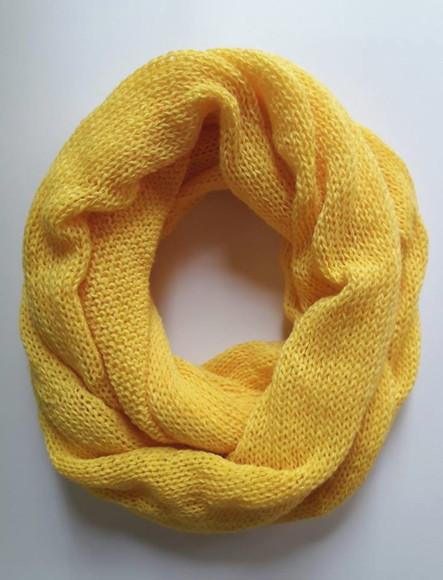 Gola cachecol infinito em trico amarelo