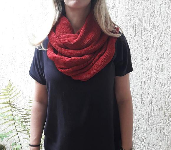 Gola cachecol infinito em trico vermelho cereja