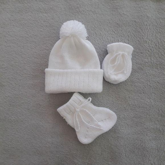 Kit Touca com Pompom, Meias e Luvas Bebê Recém Nascido