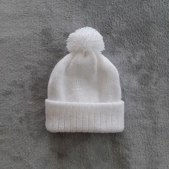 Touca Branca com Pompom para Bebê Rn
