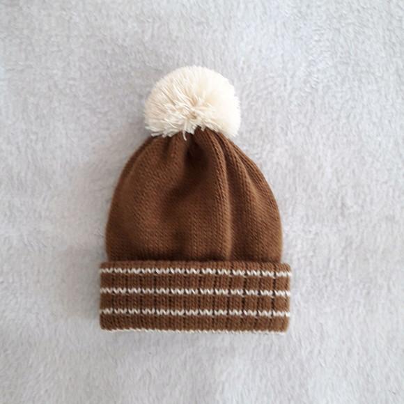 Touca com Pompom Bebê Cores Marrom Couro e Bege Claro