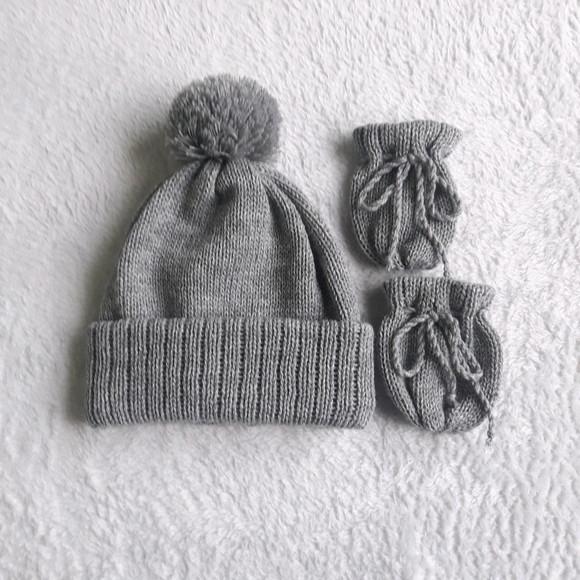 Touca com Pompom e Luvas para Bebê Cinza