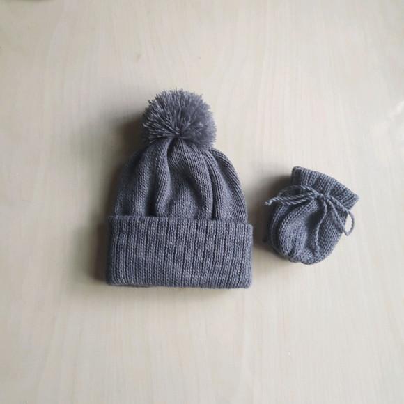 Touca com Pompom e Luvas para Bebê Cinza Grafite
