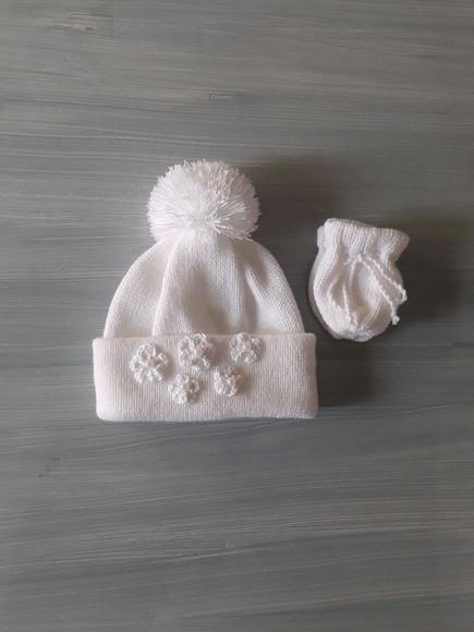 Touca com Pompom e Luvas para Bebê na Cor Branca