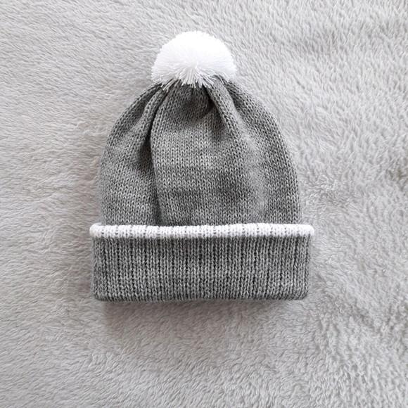 Touca Com Pompom Para Bebê Cinza E Branca