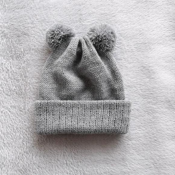 Touca Dois Pompons Para Bebê Na Cor Cinza