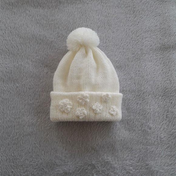 Touca Off White com Pompom e Flor em Crochê