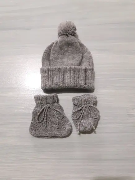 Combo Dois Kits Toucas com Pompom Meias e Luvas para Bebê