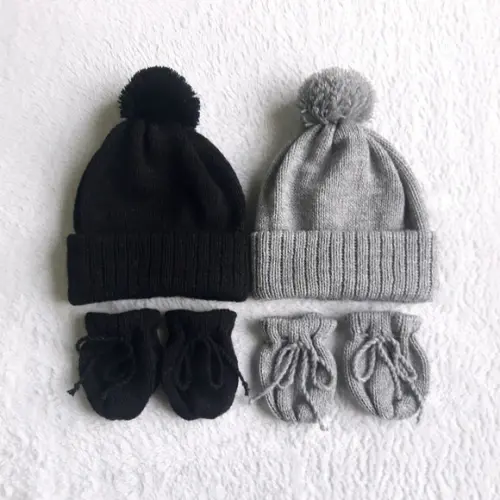 Combo Duas Toucas com Pompom e Luvas para Bebê Cinza e Preta