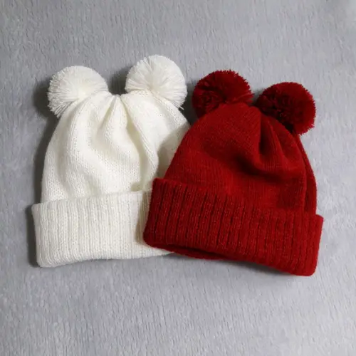 Combo Touca Gorro Dois Pompom Bebê Off White e Vermelho