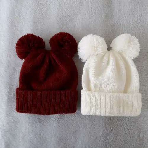 Combo Touca Gorro Dois Pompons Vermelho Cereja e Off White
