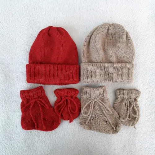 Combo Touca Gorro Meinhas Luvinhas Bebê Vermelho e Káqui