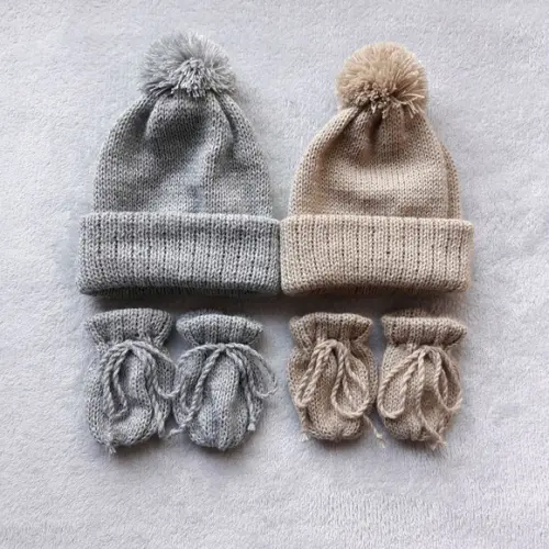 Combo Touca Pompom Luvas Bebê Cinza e Bege