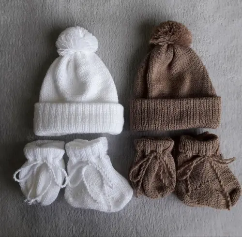 Combo Touca Pompom Meias e Luvas Bebê Branca e Káqui