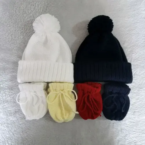 Combo Toucas com Pompom e 4 Pares Luvas para Bebê