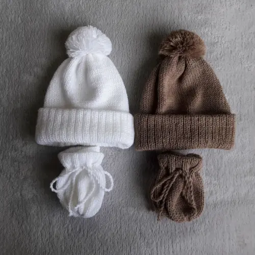 Combo Toucas com Pompom e Luvas Bebê Recém Nascido