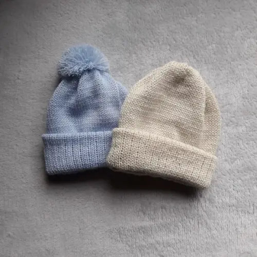 Combo Toucas Gorro Pompom Azul Bebê e Bege Claro
