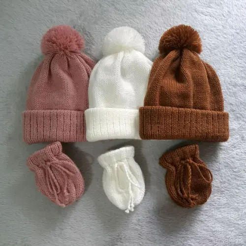 Combo Tres Kits de Toucas com Pompom e Luvas para Bebê Rn