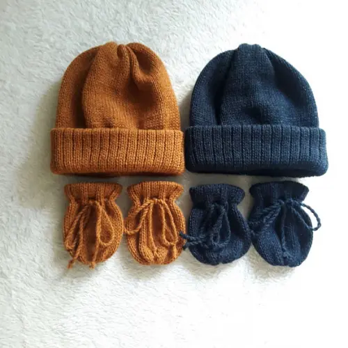 dois kits de touca e luvas para bebê recém nascido