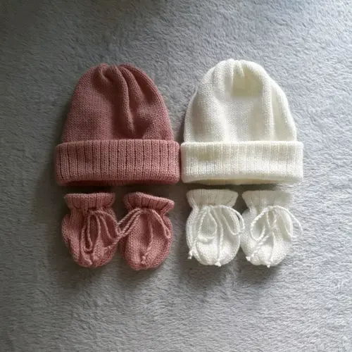 dois kits de touca e luvas para bebê recém nascido