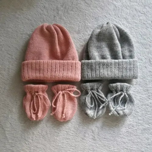 dois kits de touca e luvas para bebê recém nascido