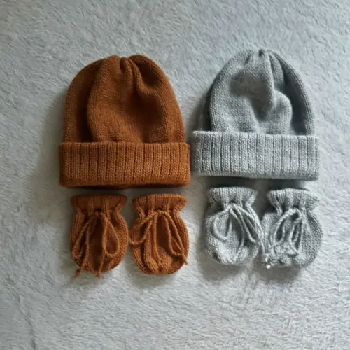 dois kits de touca e luvas para bebê recém nascido