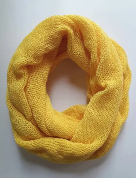 Gola cachecol infinito em trico amarelo