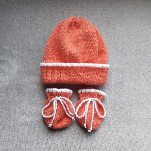 Gorro Touca Luvas Bebê Maternidade Coral e Branca