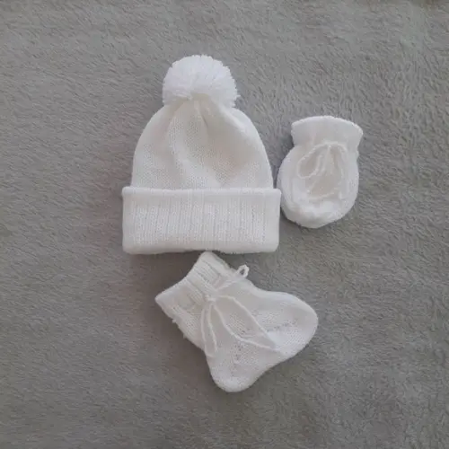 Kit Touca com Pompom, Meias e Luvas Bebê Recém Nascido