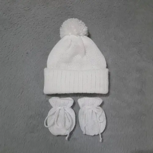 Touca Branca com Pompom e Luvinhas Maternidade