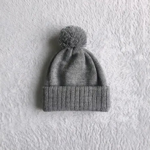 Touca com pompom bebê cinza
