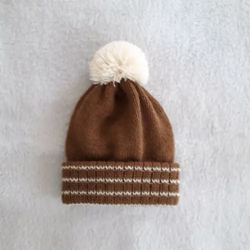 Touca com Pompom Bebê Cores Marrom Couro e Bege Claro