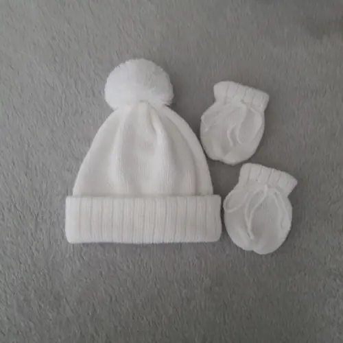 Touca com Pompom e Luvas para Bebê Branca