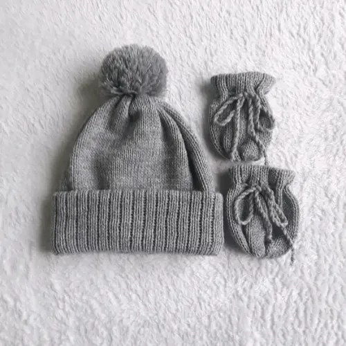 Touca com Pompom e Luvas para Bebê Cinza