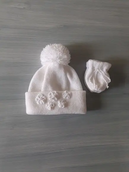 Touca com Pompom e Luvas para Bebê na Cor Branca