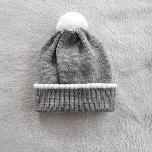 Touca Com Pompom Para Bebê Cinza E Branca