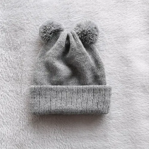 Touca Dois Pompons Para Bebê Na Cor Cinza