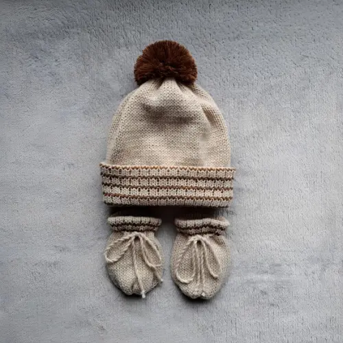 Touca Gorro Pompom Luvas Bebê Bege Claro e Marrom