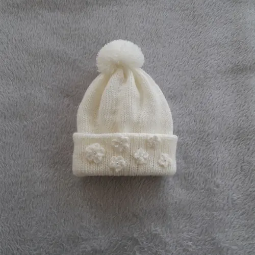 Touca Off White com Pompom e Flor em Crochê