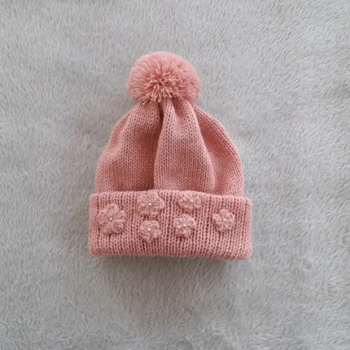Touca Rosê com Pompom e Flor de Crochê