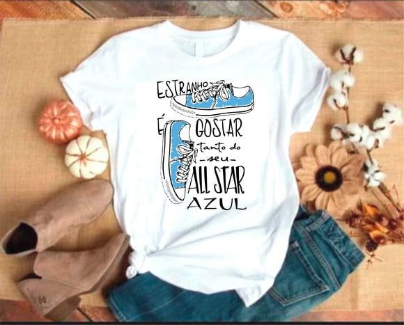 Camiseta Estranho é Gostar tanto desse seu All Star Azul