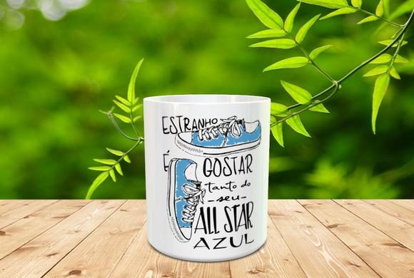 Caneca Estranho É Gostar Tanto do Seu All Star Azul