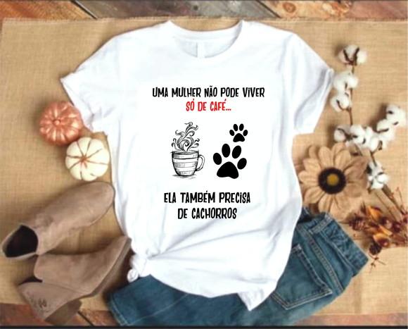 Camiseta Uma Mulher Não Pode Viver Só De Café #2