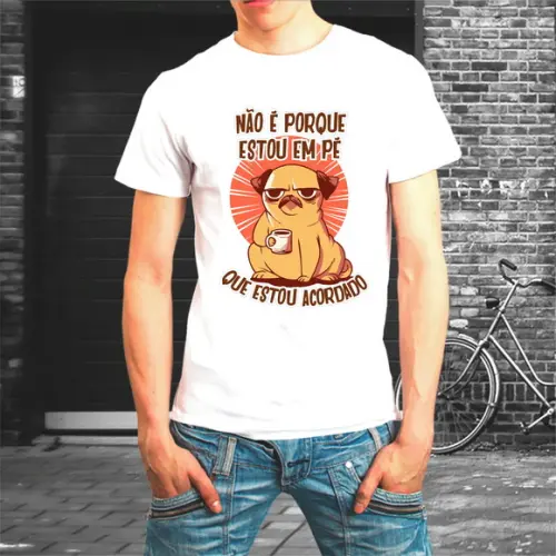 Camiseta Não É Porque Estou em Pé Que Estou Acordado
