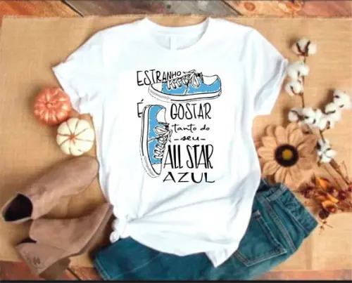 Camiseta Estranho é Gostar tanto desse seu All Star Azul